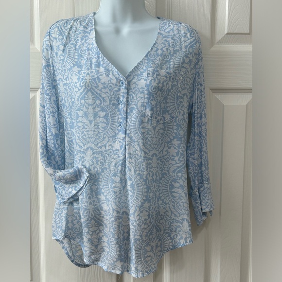 Fred David floral V NeckBlouse Top with 3 Button front pull over. - Picture 4 of 8